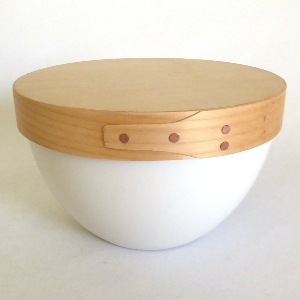VINTAGE NEW CRATE & BARREL BRAND WHITE SHIMA PORCELAIN SERVING BOWL & WOOD LID
